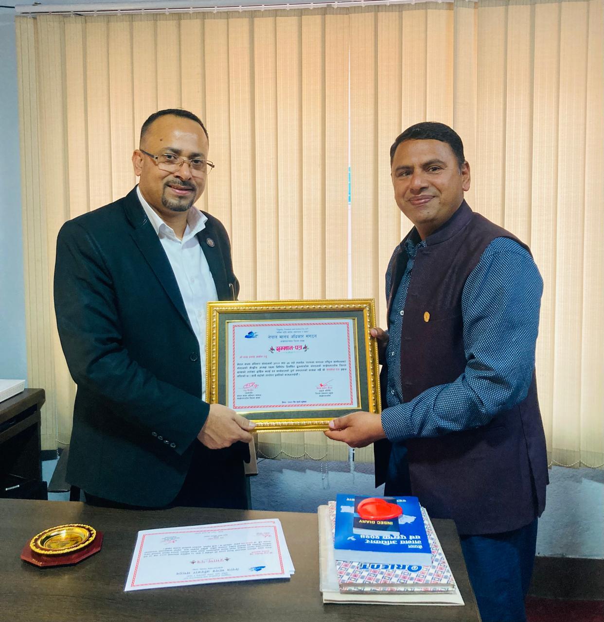 नेपाल मानव अधिकार संगठन जिल्ला शाखा काभ्रेपलाञ्चोकद्वारा सम्मान पत्र प्रदान गर्दै बाग्मती प्रदेश संयोजक एवं काभ्रेपलाञ्चोक जिल्ला शाखा सभापति राजु सिग्देल