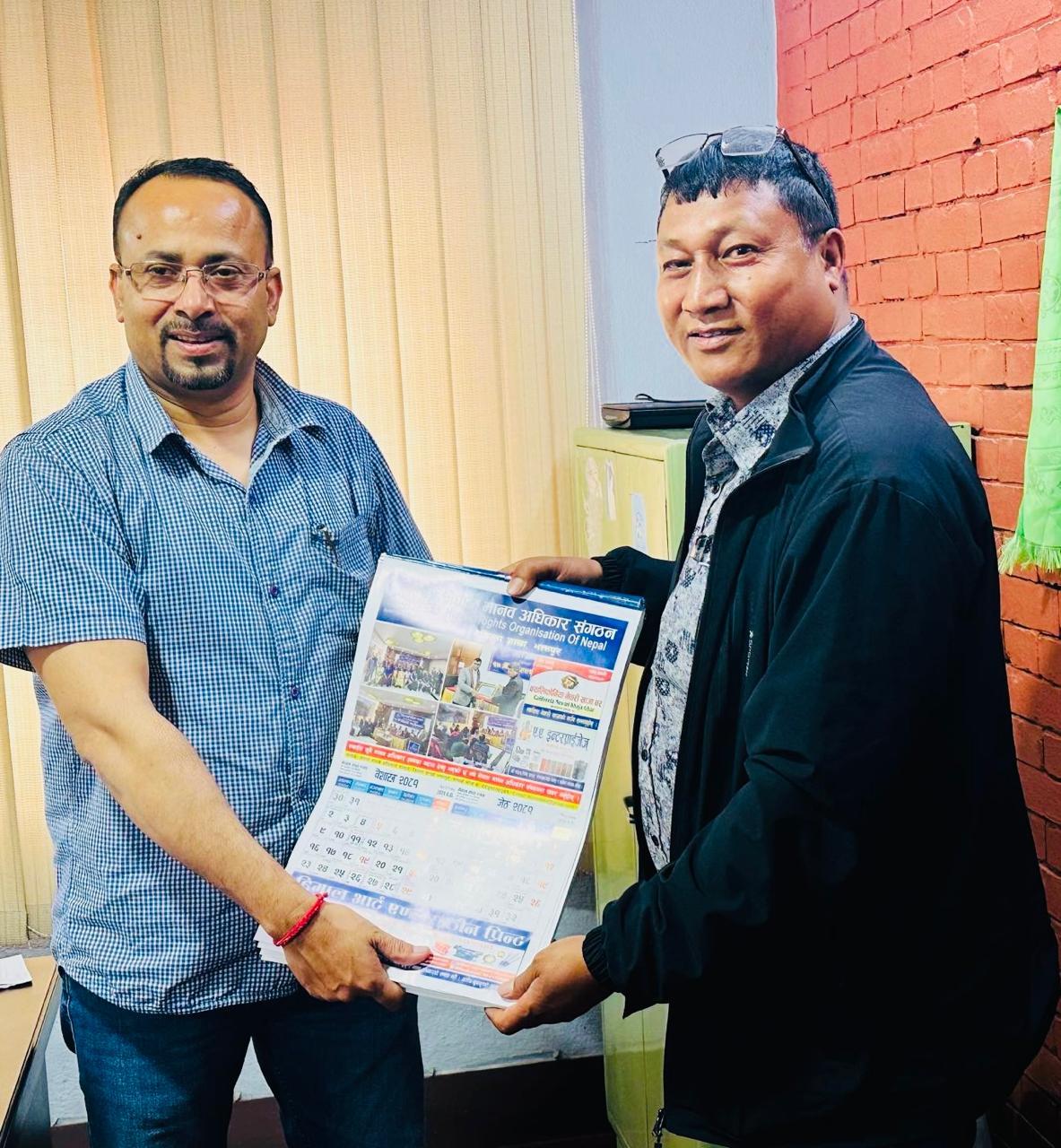 नेपाल मानव अधिकार संगठन जिल्ला शाखा भक्तपुरद्वारा क्यालेन्डर हस्तान्तरण गर्दै भक्तपुर जिल्ला शाखा सभापति रामकृष्ण मानन्धर